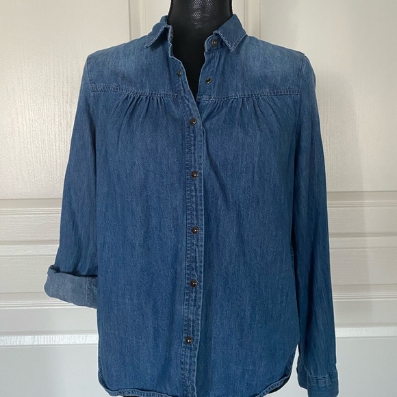 Denim shirt  with embroidered back design. Size extra small - Picture 2 of 4